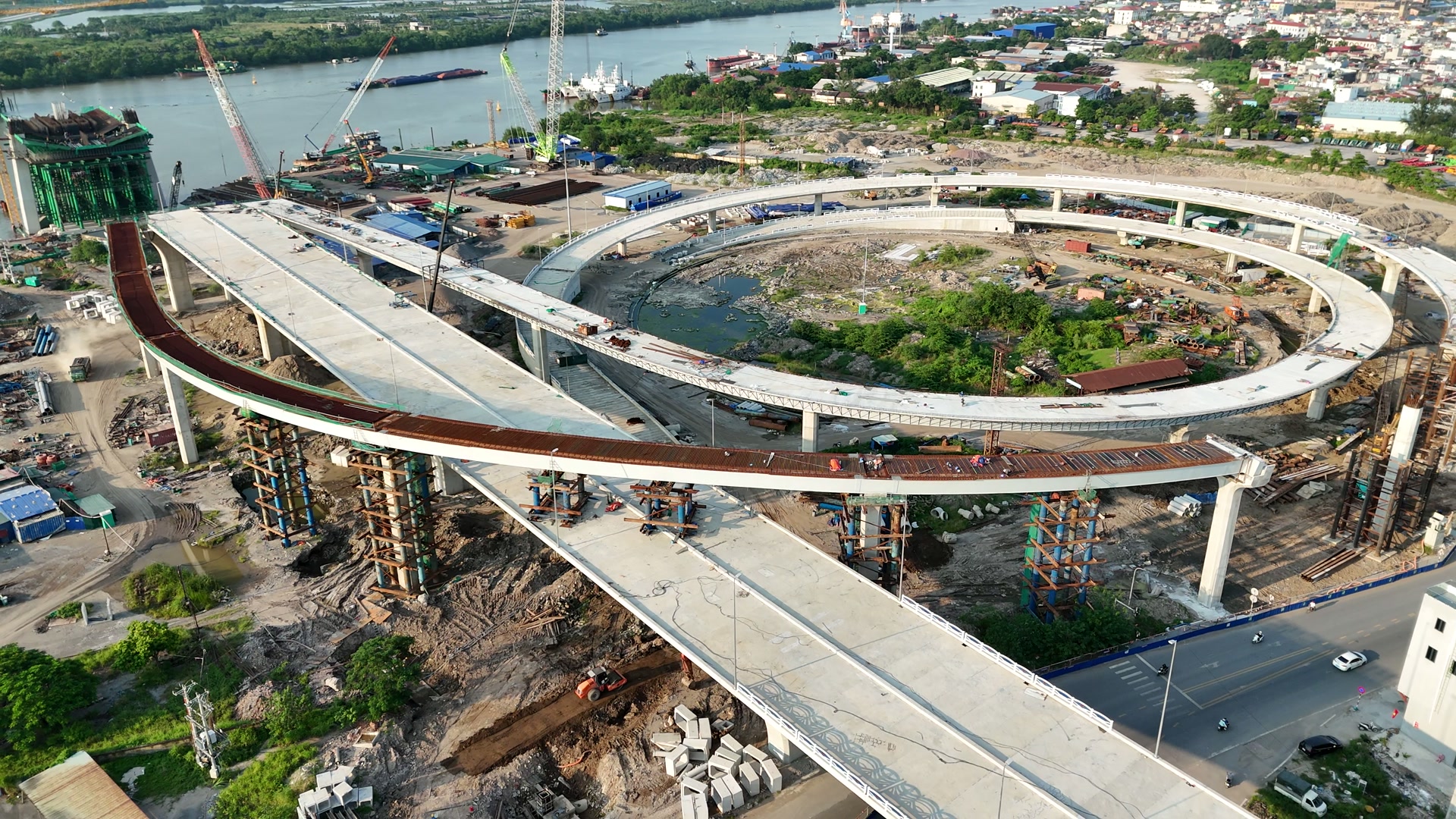 Vòng xoắn đưa xe từ cầu Nguyễn Trãi xuống đường Lê Thánh Tông đã đổ bê tông khép kín cả vòng, nhánh cong nối xuống trục chính vẫn còn là dầm thép nâu đỏ