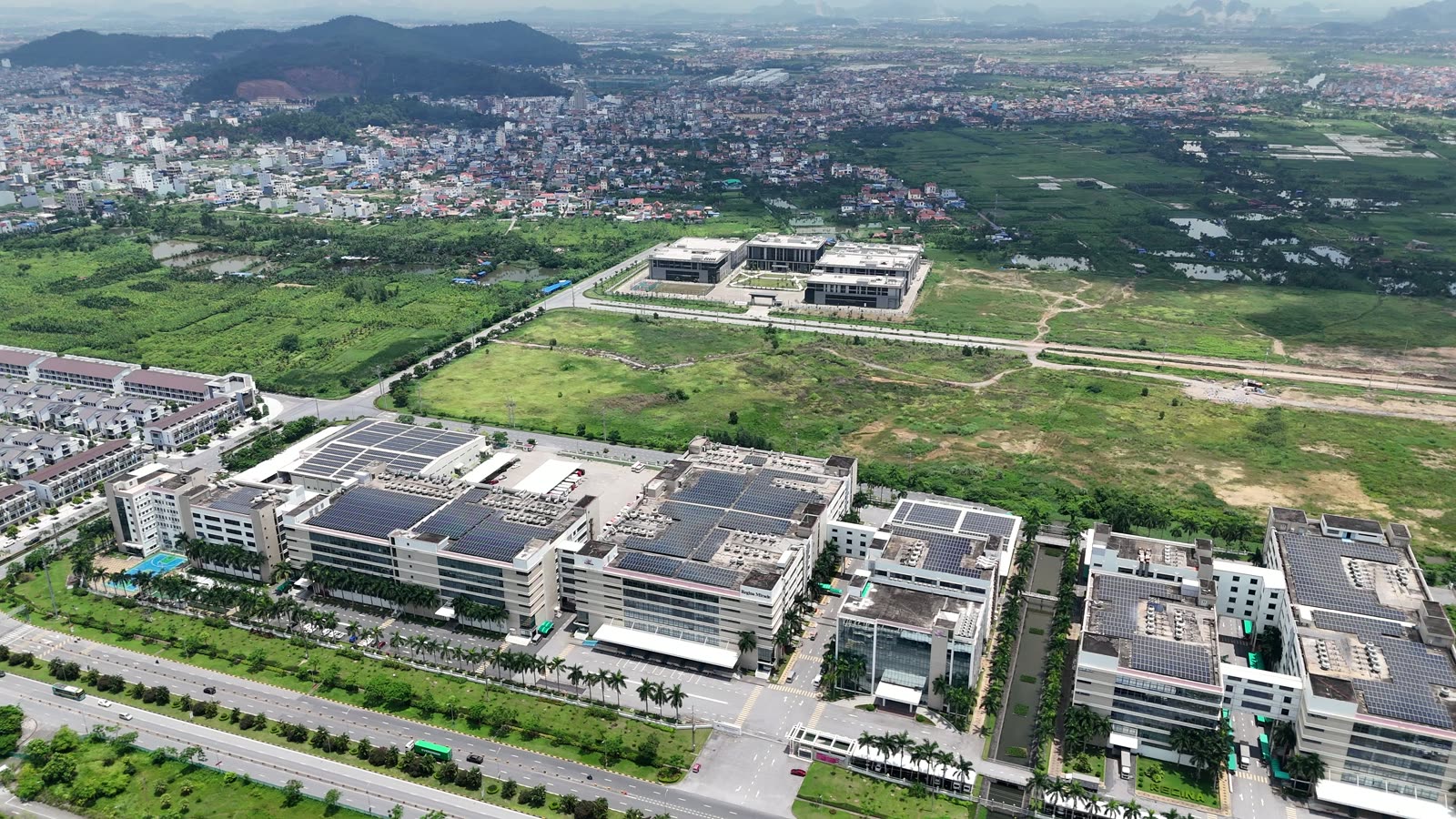 Khu công nghiệp VSIP Hải Phòng nhìn từ flycam, các cụm nhà máy nối nhau, nhiều mái nhà xưởng lắp điện mặt trời