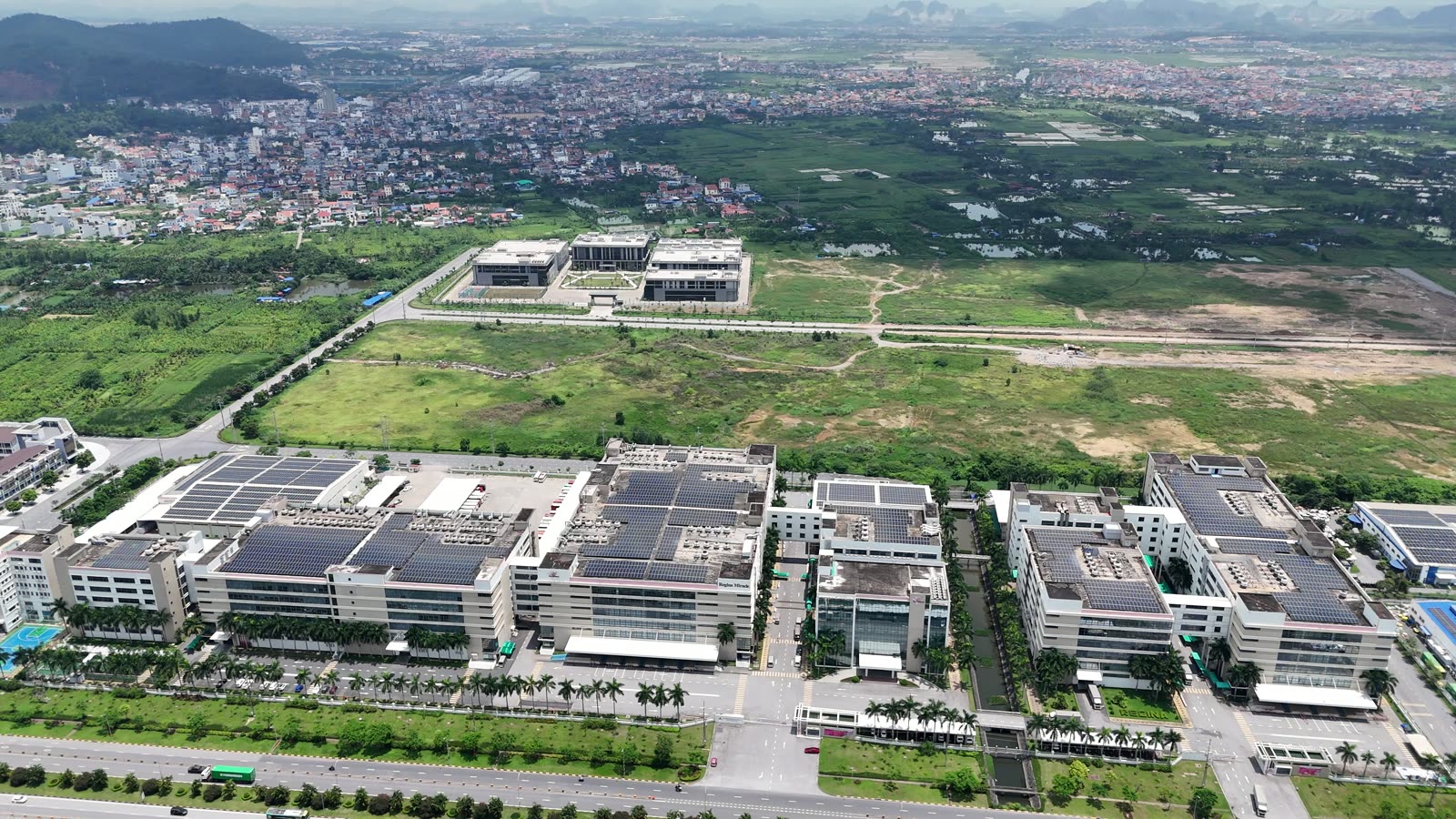 Dãy nhà xưởng mới xây trong khu công nghiệp VSIP Hải Phòng, bên cạnh còn nhiều đất trống chưa có công trình