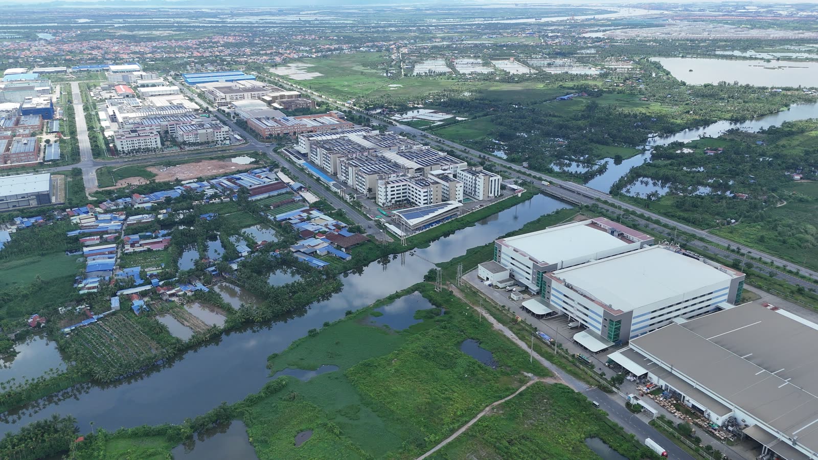 Đường nội khu và kênh nước trong khu công nghiệp VSIP Hải Phòng nhìn từ flycam