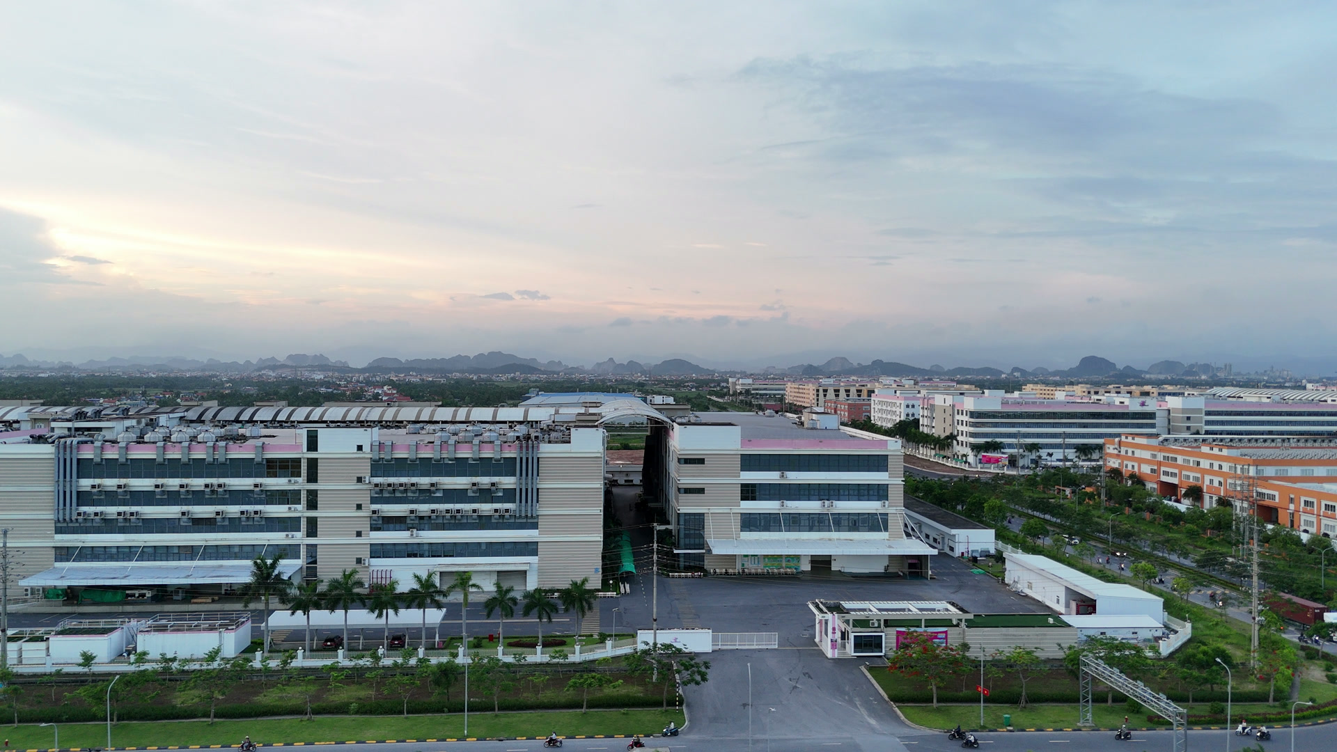 Nhà máy lớn trong khu công nghiệp VSIP Hải Phòng đã hoàn thiện và đang vận hành, phía trước có cổng bảo vệ và bãi xe