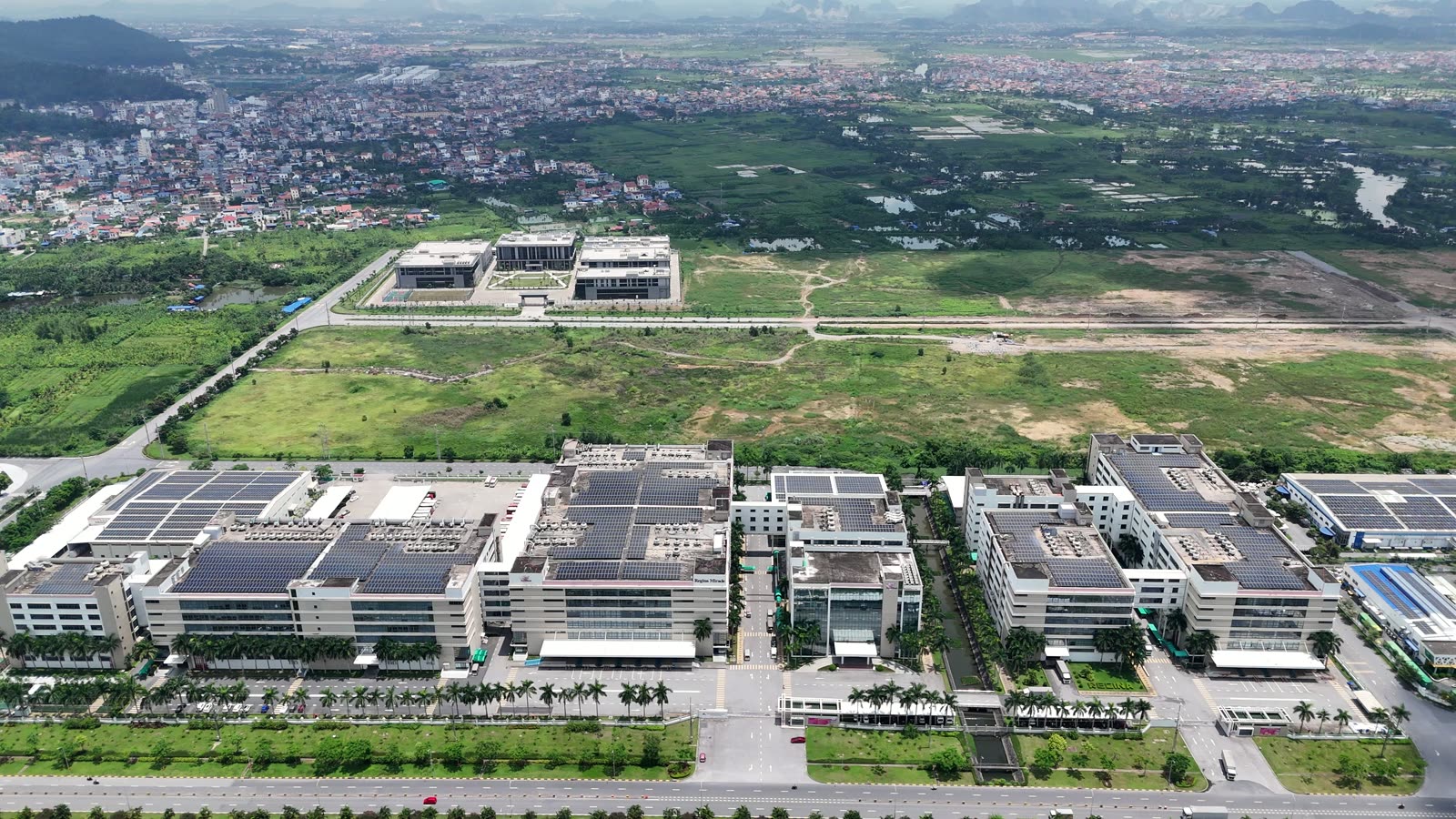 Nhà xưởng lớn trong khu công nghiệp VSIP Hải Phòng với mái lắp tấm pin điện mặt trời