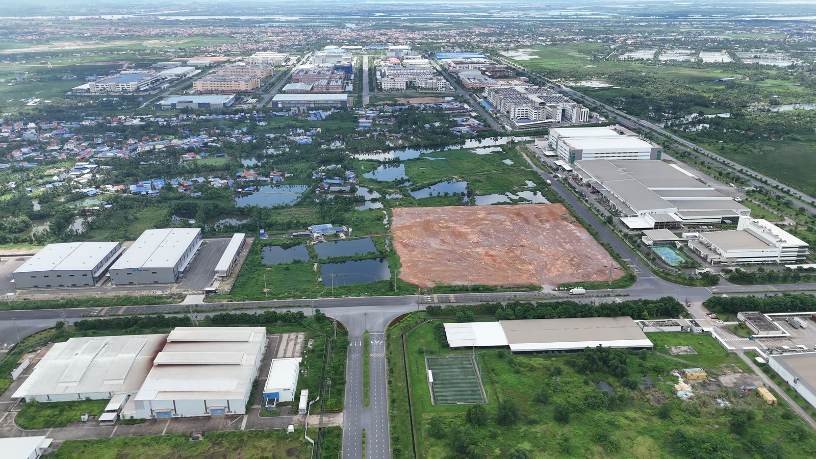 Ô đất đang san lấp mặt bằng nằm giữa các nhà máy đã hoàn thành trong khu công nghiệp VSIP Hải Phòng