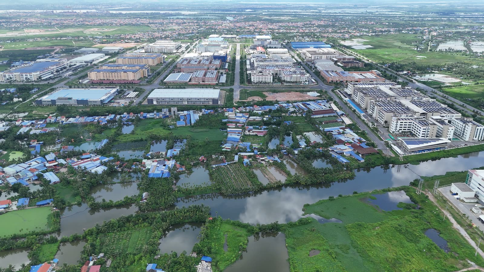 Toàn cảnh khu công nghiệp VSIP Hải Phòng từ trên cao, nhà máy trải dài qua nhiều trục đường