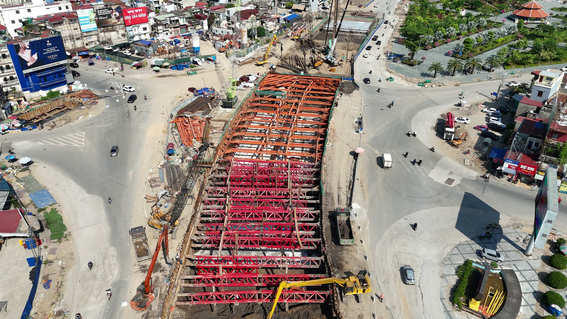 Nút giao Ngã 6 Lạc Viên đang thi công hầm chui Nguyễn Trãi Lê Hồng Phong, hố dài chạy dọc trục đường với khung chống thép đỏ xếp liền nhau, xe cộ đi vòng quanh công trường