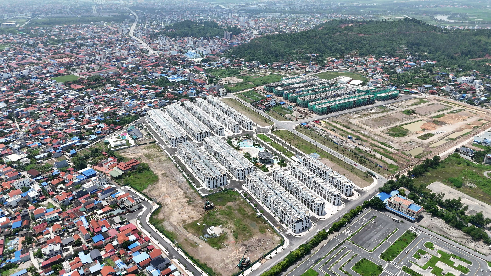 Toàn cảnh Vlasta Thủy Nguyên từ trên cao, nhà liền kề nằm sát khu dân cư cũ và thị trấn Núi Đèo