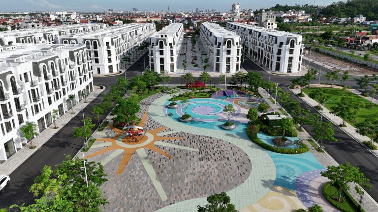 Quảng trường lát gạch màu ở Vlasta Thủy Nguyên nhìn từ trên cao, xung quanh là nhà liền kề và khu dân cư cũ
