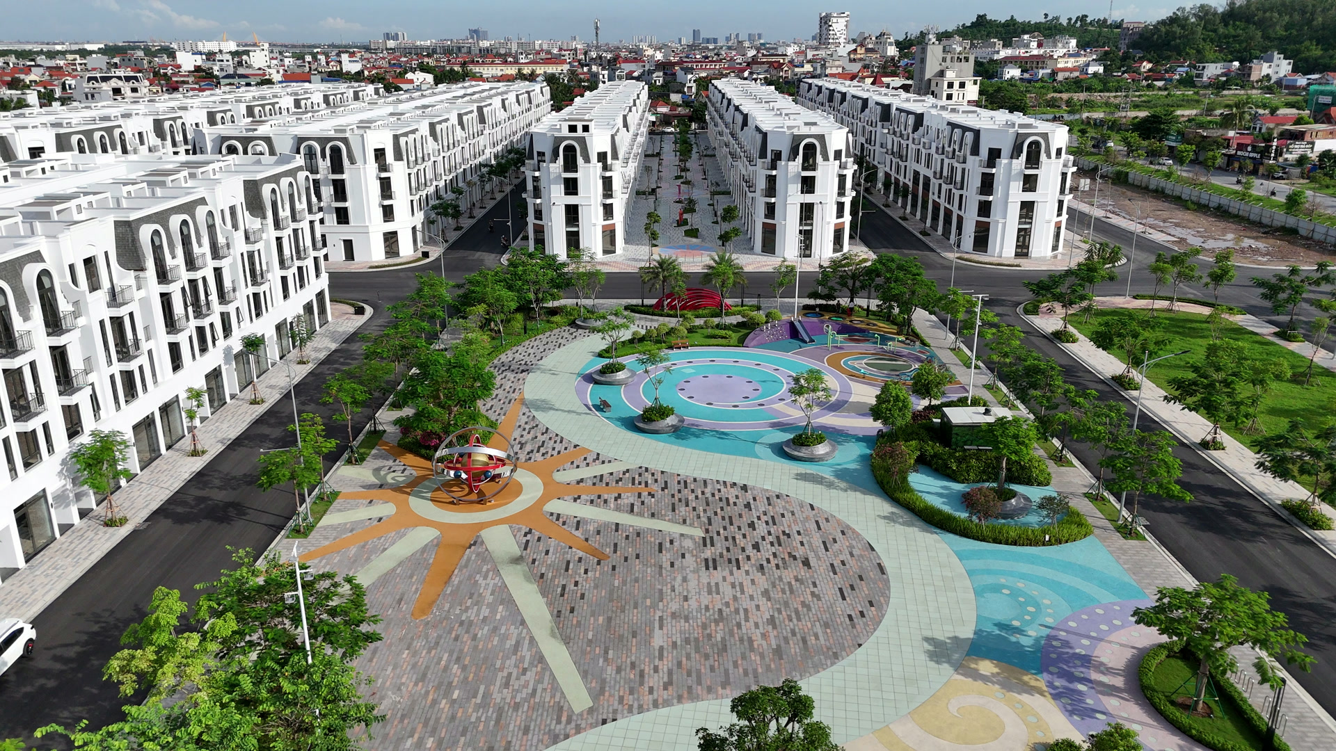 Quảng trường lát gạch màu ở Vlasta Thủy Nguyên nhìn từ trên cao, xung quanh là nhà liền kề và khu dân cư cũ